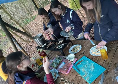 Scouts koken op kamp