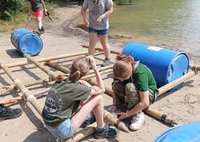 Scouts bouwen een vlot