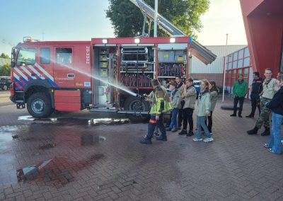Scouts krijgen uitleg van de brandweer