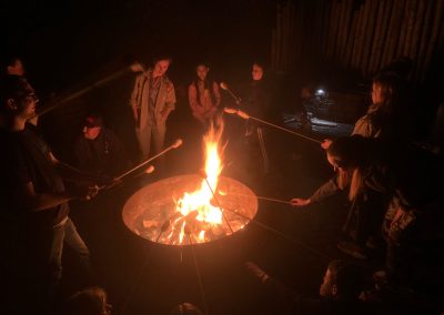 Scouts rondom het kampvuur